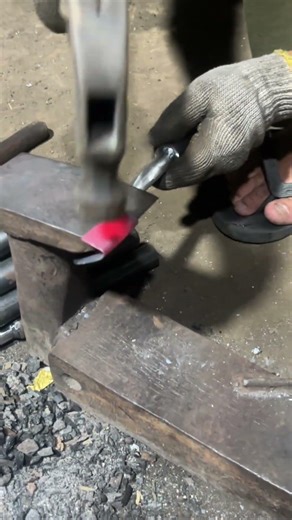 This is the process of forming a fold on a rubber tapping blade🥰. #blacksmith #handmade #welding