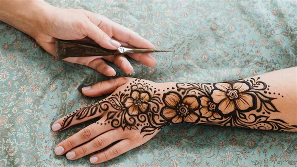 Floral Mehndi Designs For Back Hand | Herzindagi