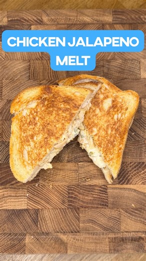 ANTHON HELLMAN | ONLINE COACH on Instagram: "Kalorisnål och proteinrik Chicken Jalapeno Melt 🧀 Olagligt god och hela 52g protein😍 430 kalorier. 52g protein. 1st. Ingredienser👇🏻 150g kycklingbröst 2st skivor levain surdegsbröd 25g grekisk yoghurt 0% 2st jalapenoskivor 25g mager ost Peppar Salt Paprikapulver Vitlökspulver Gör såhär: 1. Skär och stek kyckling, krydda med salt, peppar, paprikapulver och vitlökspulver 2. Låt kycklingen svalna sen hacka den i mindre bitar och lägg det i en skål 3.