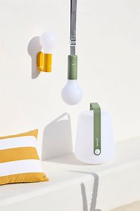 Faites briller vos extérieurs avec Fermob ☀ Sans doute grand amateur du mobilier, aujourd'hui on vous fait découvrir la gamme luminaires avec le modèle Balad, un design évident et ludique, une praticité d'usage à toute épreuve, des coloris exclusifs : de quoi illuminer votre jardin (et bien au-delà !) avec style ! Sans oublier sa petite sœur Aplo à découvrir sans attendre ! 😍 Dites-nous en commentaire si vous connaissiez la marque ! #fds #fabriquedestyles #maison #décoration #mobilier #nouvelle