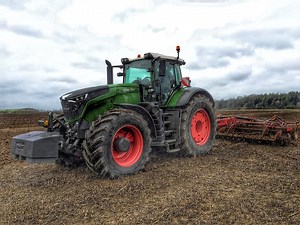 2.2K views · 44 reactions | Some fantastic drone footage of the 1000 series! These shots were sent into us by a local customer at our open day for the Fendt global 1000 series last week. A big thank you for sending it in! :) | Lister Wilder Agriculture | Facebook