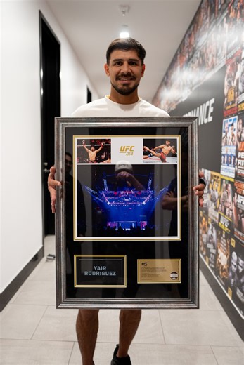 Una pieza de historia que no puedes borrar 👊 Visita UFC Collectibles para poner tu nombre dentro del octágono justo como Yair Rodríguez! 🔥 | UFC