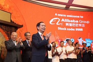 Alibaba gana 6.6% en Hong Kong en el debut bursátil más grande del año