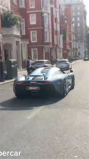2 Koenigsegg’s racing in London #koenigsegg #regera #jesko