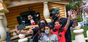 You can pay for a 90-minute gathering at Mickey’s House in Disneyland | Chip and Company