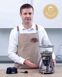 Unser Produktexperte Viktor ist wieder im Einsatz und testet die Clessidra, unsere Premium-Filterkaffeemaschine, für euch 😊. Das Video in voller Länge 👉 https://www.youtube.com/watch?v=cI4erfhUutg #delonghi #service #viktortestet #clessidra | De'Longhi Deutschland