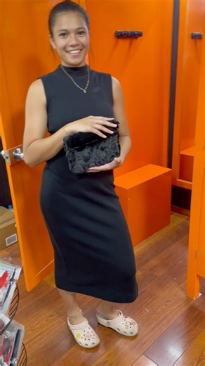 🖤 Nouvelle arrivée 🖤Découvrez la robe noire Nike Tech : un mix parfait entre confort, style urbain et performance.Que vous soyez en mode sport ou casual, elle s’adapte à toutes vos vibes. ✨➡️ Disponible maintenant chez VAIMA SPORT#Vaimasport #NikeTech #RobeNoire #StreetStyle#Tahiti | Vaima Sport