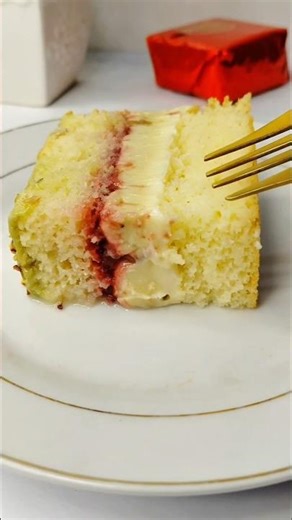 Strawberry, Sicilian Lemon and Pistachio Cake from our Slices Course