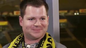 Thiemo Hommen hat sich im FanShop von Borussia Dortmund die BVB-Edition von FIFA 14 gekauft - und war der glückliche Gewinner, der eine digitale Fußball-Partie mit BVB-Profi Nuri Sahin austragen durfte. Und das im schönsten Stadion der Welt... | Borussia Dortmund