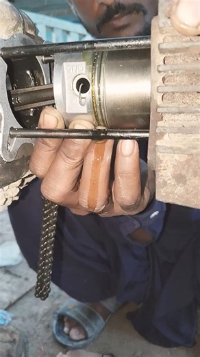 Pistons install 110cc GN 5 #bikeengine #piston #mechanic #viral