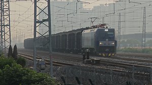 【铁路】上局合段HXD1C1055机车牵引短编棚车闪灯通过