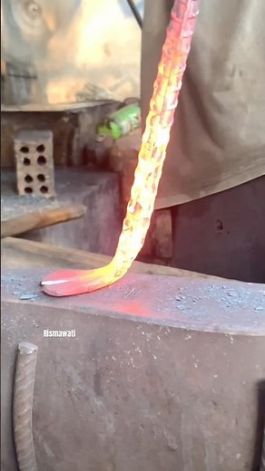 The fastest technique for making a crowbar. #metalwork #forgedfromiron #blacksmith #craftsmanship