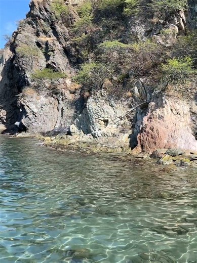 Descubre la Cristalinidad del Mar en Playa Calderón