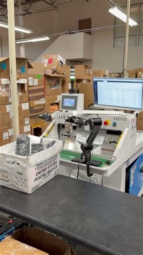 robotic arm + METIS auto bagger, working seamlessly in one flow.#fulfillment #METIS #autobagger