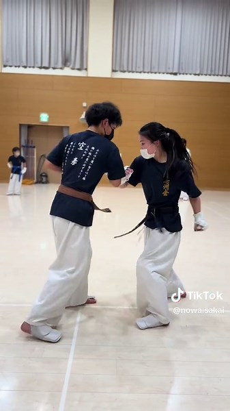 空手女子の腹打ちとエクステの魅力