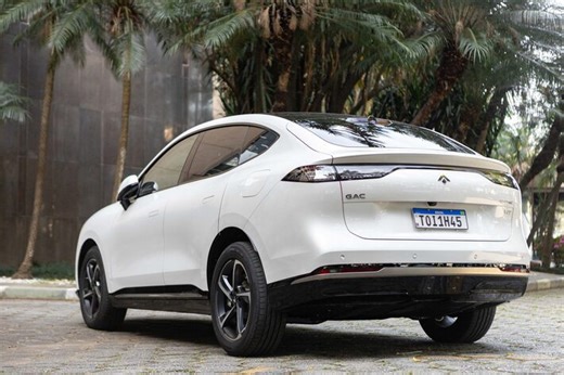 GAC Hyptec HT é grandão e lembra Tesla, com 245 cv e cabine luxuosa