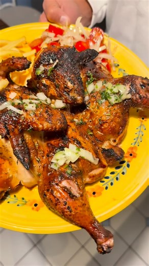 🔥 LA RECETTE DU POULET BOUCANÉ 🔥 Voici notre recette du poulet boucané, transmise de père à fils. 📍 Nos adresses : 📍 38 route de Saint-Leu, Villetaneuse 📍 Marché couvert de Saint-Denis – Basilique 📍 Restaurant Le Roi du Poulet Boucané – Saly (Sénégal) 🌐 Site officiel : 👉 www.leroidupouletboucane.com 🍗 Recette – Poulet boucané entier (Pour 1 poulet entier de 1,1 à 1,2 kg) • 🧂 Sel : 10 g / kg • 🧄 Ail frais : 4 g / kg • 🌶️ Poivre : une touche (selon goût) • 🍋 Citron vert : ½ citron ver