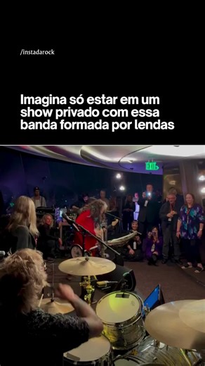 🎤 Steven Tyler (Aerosmith) comandou uma superbanda formada por Nuno Bettencourt (Extreme), James Lomenzo (Megadeth) e Matt Sorum (Guns N’ Roses, Velvet Revolver) em um show secreto e marcante no Space Needle, em Seattle. As estrelas se uniram para uma apresentação intimista com propósito beneficente. Créditos @beshawesome #StevenTyler #MattSorum #NunoBettencourt #JamesLomenzo | Rockload