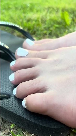 Barefoot Comfort: White Toes in Flip Flops | 4K Try-On