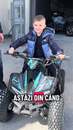 🔥 ATV KXD 003-7 Neapels 125cc 🔥 Motor 125cc, 4 timpi, răcire pe aer, putere 10 CP, cutie automată D-N-R, pornire electrică la buton și viteză maximă de 50 km/h. Transmisie pe lanț 428, frâne față tambur / spate hidraulice, suspensie față și spate pentru confort pe orice teren. Dotat cu faruri LED, stop LED, semnalizări, șa din piele ecologică și design sportiv. Greutate 90 kg, sarcină utilă 110 kg, rezervor 2.5L, anvelope 16x8-7. Dimensiuni: 140x80x60 cm (montat). ✅ 12 luni garanție 📦 Livrare