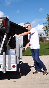 Floe VersaMax UT Tailgate Ramp Assist. 🦾 Discover the latest upgrade to the FLOE VersaMax™ UT trailers — standard dual gas shocks designed to make loading and unloading easier than ever. FLOE’s heavy-duty tailgate is engineered for maximum durability and safe loading of a wide range of equipment and gear. | FLOE International