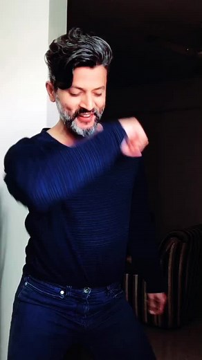 He doesn’t need a reason to dance, I suppose. Gomma Vainko!🙈🕺 #brodhav #jordindian #vainkochallenge #vainko #tamil