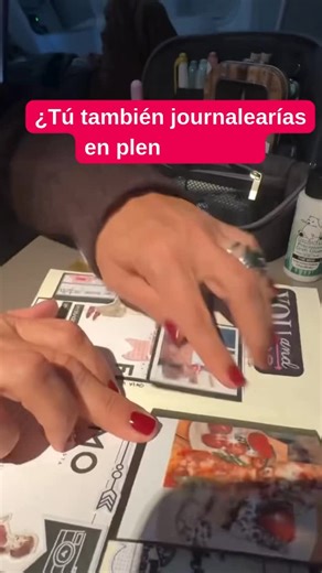 Pega Papel y Tijera on Instagram: "Mientras vuelo ✈️ me pierdo en mi journal… es mi forma favorita de pasar el tiempo en el aire. ¿Tú también journalearías en pleno vuelo? 🖊️📓 En estas páginas estoy usando detalles de las próximas casas de diseño: ✨ Dunaon ✨ Pili Sallent ✨ Alua Cid Un pedacito de creatividad entre nubes ☁️💌 #journaling #journalcommunity #creativejournaling #journalinspiration #scrapbooking"