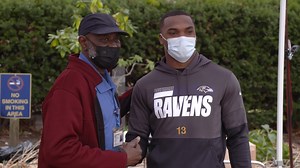 Ravens WR Devin Duvernay went to MedStar Union Memorial Hospital this week to brighten the day of their healthcare workers. | Baltimore Ravens