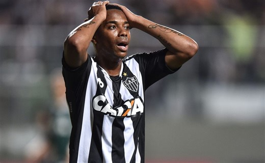 Con Tinder para presos y compañeros 'famosos': La vida de Robinho en la cárcel