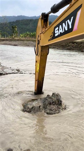 Watch This Excavator Go Completely Underwater