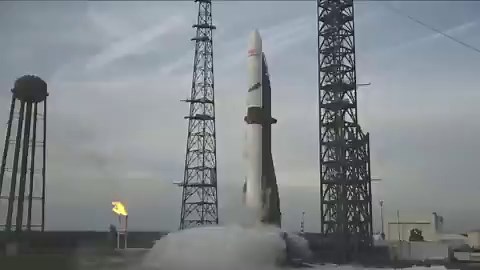 这次Blue Origin NG3的一级成功返回，但二级没有将有效载荷送入轨道让客户 $ASTS 一度跌超11%。Rocket Lab的发射历史也不是一帆风顺，轨道发射约78次，其中有4次失败。这4次均发生在第一级分离后的第二级阶段，之后Rocket Lab通过改进设计恢复了连续成功的发射纪录。今天 $RKLB 一度涨超6.41%。