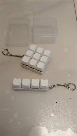 Keychain MechanicalKeyboard Fidget Toy,Backpack portable accessories, durable button Gifts for Adults to Relieve Stress and Pass Time.with 4&9 key Design and Button Fidget for Stress Relief