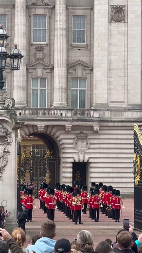Absolutely gorgeous Royal Guards ceremony 😍💂💂💂 #Royal#Guards#United#Kingdom#