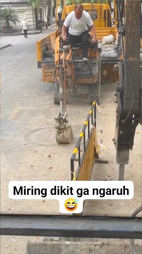 Excavator bocil 😅 #excavator #miniexcavator #fails #excavatorfails #excavator #caterpillar #exca #komatsu #banjir #excavator #operator #alatberat #fyp #excavadeira #heavyequipment #operator #ekskavatör #excavatrice #excavador | Ari HEquipment