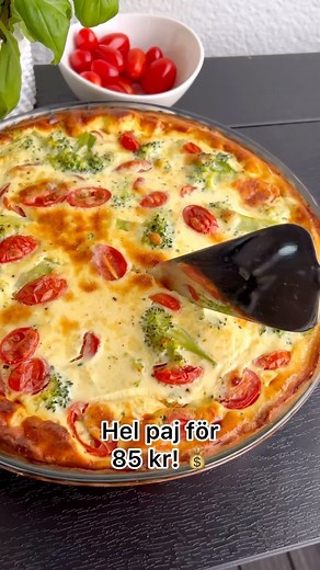Så god broccolipaj för bara 85 kr! 😍🥦 Den här färgglada pajen är supersmarrig och ger ett helt gäng matlådor. Pajdegen är så smidig att svänga ihop med bland annat kvarg & vetemjöl och behöver inte förgräddas. Ge den en chans i veckan du med!! 🤝🏼 Klicka på gilla om du uppskattar såna här billiga tips, så kör vi fler! 💛 Det du behöver är.. 250g naturell kvarg 2 dl vetemjöl 1 dl havregryn 1,5 msk rapsolja 250g broccoli 150g små tomater 4 ägg 1 dl mjölk 2,5 dl matlagningsgrädde 150g riven ost 