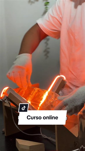 POV: No vives en CDMX pero quieres aprender a transformar vidrio 👀♻️ Sí tenemos curso en línea: Emprendiendo con el Reciclaje de Vidrio 💚 Aprende las bases para darle nueva vida a botellas que normalmente se desechan. Descubre las herramientas y la maquinaria necesarias para convertirlas en productos con enfoque creativo y emprendedor. Desde cualquier lugar. A tu ritmo. Comenta RECICLAJE y te enviamos el link 🔗♻️ #EmprendeConPropósito #TransformaVidrio #EconomíaCircular #CursoEnLinea #Cerrand