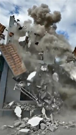 Baby’s Funny Reaction When the House “Falls Down”! 😂🏚️#martialarts #truongcontv #couple