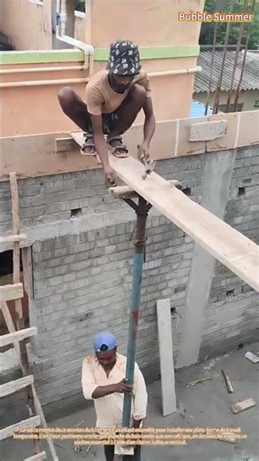 Construction d'échafaudages : des ouvriers collaborent pour installer un plancher temporaire