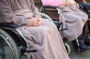 Gewalt in der Pflege: Es war doch nur ein Klaps mit der Bürste