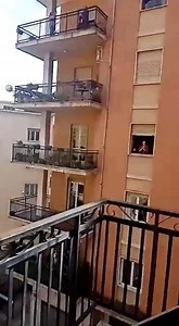 Cosenza esorcizza la tristezza di questi giorni, nel video il "nostro" Francesco Lembo canta e suona "L'Italiano" di Toto Cutugno. Sono bastate le prime note per coinvolgere tutto il quartiere | Cosenza Post