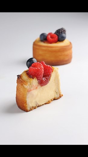 2.3K views | Rich, creative, and a true evolution of the classic flan The laminated shell stays perfectly crisp, while the base is tighter and enhanced with a buttery crumble. Original, indulgent, and simply irresistible. Discover the full recipe in our magazine @revistadulcypas, created by @cal_jan ✨ | Books For Chefs | Facebook