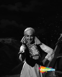 Reshmi Salwar Kurta Jaali Ka | Movie Naya Daur | Asha Bhosle, Shamshad Begum | Sahir Ludhianvi | O.P.Nayyar Presenting this beautiful song Reshmi Salwar Kurta Jaali Ka from the movie Naya Daur in the voice of Asha Bhosle & Shamshad Begum Follow us for more Bollywood songs. Song Name: Reshmi Salwar Kurta Jaali Ka Movie: Naya Daur (1957) Singer: Asha Bhosle, Shamshad Begum Lyrics: Sahir Ludhianvi Music: O.P.Nayyar #Shemaroofilmigaane #Bollywoodretrosongs #Retrovibes #Nayadaur #Ashabhosle #Shamshad