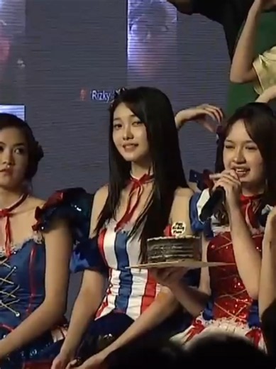 Udah jadi trademark Oline nih ngeliat kamera tiap foto sts 😂🤣 #olinejkt48 #olinemanuel #jkt48 #jkt48gen12 #jkt48teamdream @oyin
