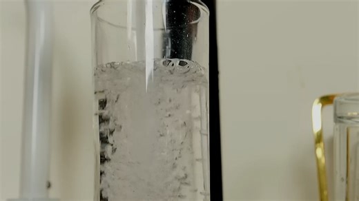 厨房安装美的净水器MS620，出水即饮，解决水质浑浊难题，家人喝得安心。