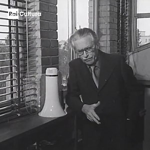 Scrittore, regista, sceneggiatore, Mario Soldati firma la regia di “Piccolo mondo antico” e “La provinciale” e di alcuni programmi televisivi come “Il viaggio nella valle del Po. Alla ricerca dei cibi genuini” e “Chi legge? Viaggio lungo il Tirreno”, con Cesare Zavattini. Qui un estratto dal programma degli anni '60 "Un'ora con". | Rai Cultura