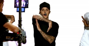 Justin Bieber Performs ‘What Do You Mean’ at MTV VMAs 2015 (Video)