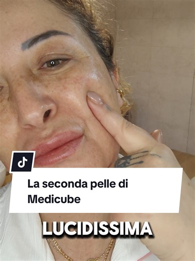 C’è un momento, dopo i 40, in cui la crema notte sembra non bastare più. Ti svegli e i segni del cuscino restano lì per ore. 😴 Ho provato la Medicube Collagen Night Wrapping Mask e la differenza sta tutta nella tecnologia: non evapora, ma sigilla il collagene nella pelle mentre dormi. La texture trasforma il viso in uno scudo di idratazione. Risultato? Al mattino la pelle è rimpolpata, elastica e incredibilmente luminosa. Niente magie, solo ottima skincare coreana. 🛒🛒🛒 Te la lascio nel carre