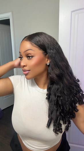 Amber Renae on Instagram: "The hair is just PRETTY! 🥹😍 This install did NOT disappoint! 🩷 @vshowhair_com Would you try this wig?! 👀🤭 Link is in my bio! ✨ #vshowhair #naturalhairstyles #wiginstall #hairstyles #gluelesswig #trendingreels #kinkystraighthair #vpart #vpartwig #upart #upartwigs"