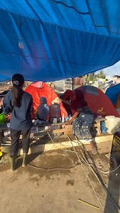Di tengah keterbatasan pascabencana, para ibu tetap berdiri di garis terdepan. Di bawah tenda pengungsian kota Lintang, Aceh Tamiang. Para Ibu dan Relawan kemanusiaan mereka saling menguatkan, berbagi peran, dan memastikan keluarga tetap bertahan di situasi darurat. Pada momen Hari Ibu, ketangguhan para ibu penyintas ini menjadi pengingat bahwa cinta, kepedulian, dan kekuatan seorang ibu tak pernah padam bahkan di tengah kondisi yang paling sulit. Kebaikan para donatur melalui Human Initiative t