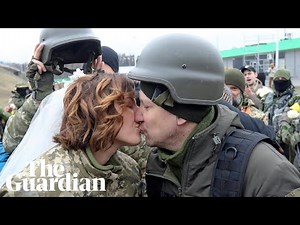 Ukrainian reservists marry in military fatigues at Kyiv checkpoint